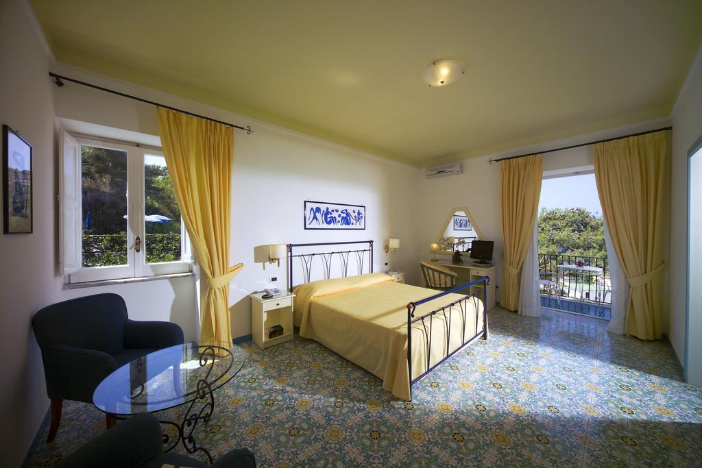 Hotel Villa Bianca Forio  Room photo